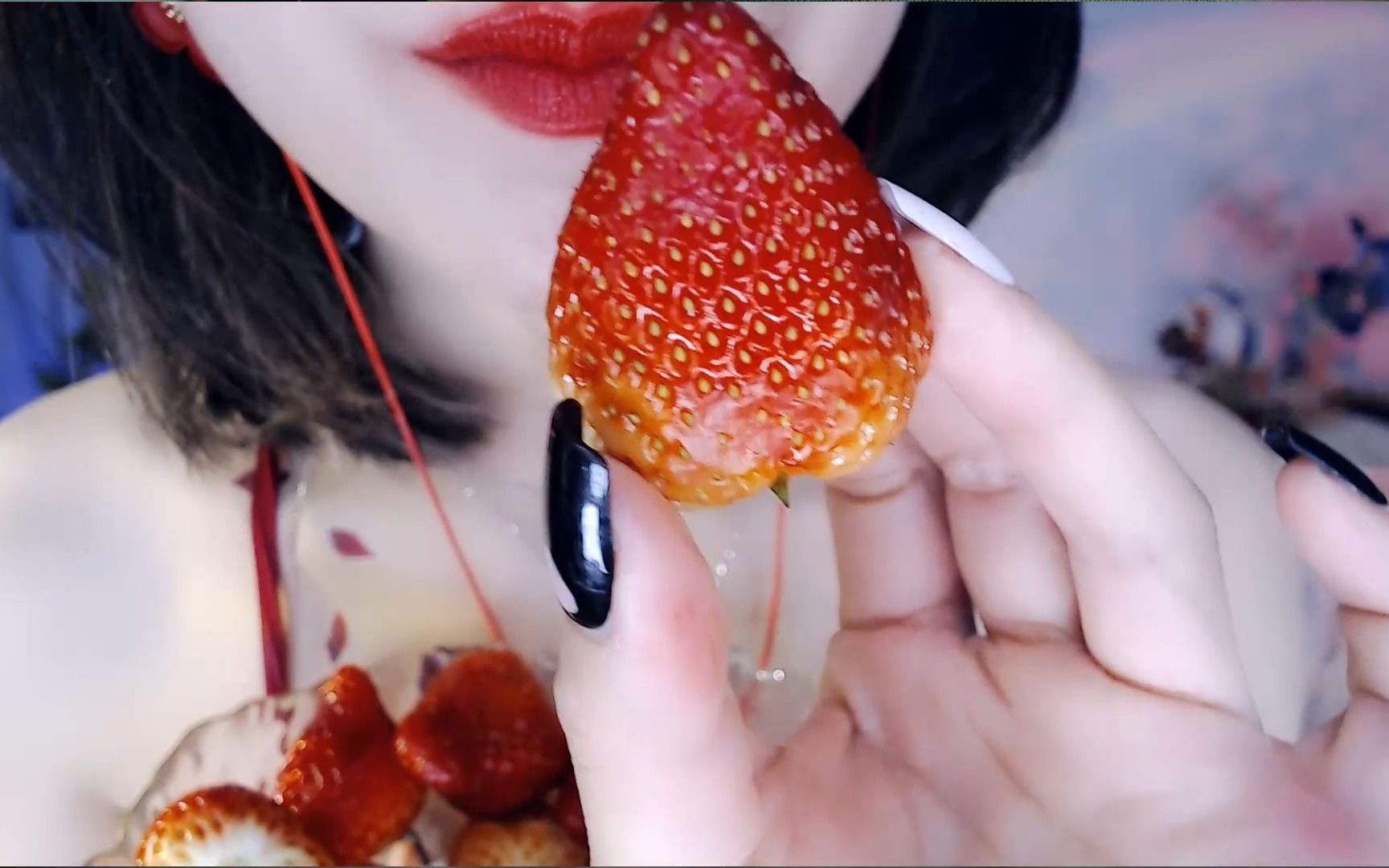 【圈圈ASMR】 草莓 菠萝 咀嚼音 助眠解压声控 红唇 情人节快乐 [119.5MB]